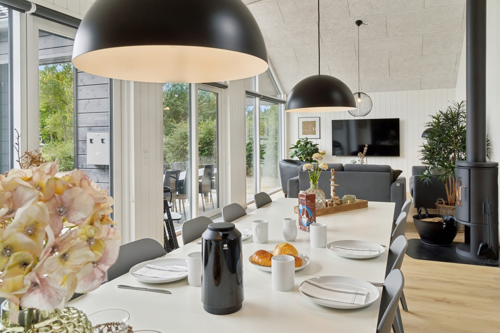 Det er plass til 14 personer i det store lyse oppholdsrommet i luksushus nr. 644.