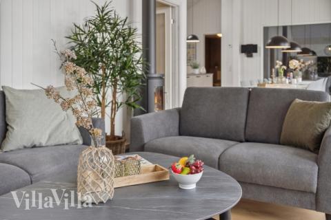 Sofaen i luksushus nr. 644 i Lolland/Falster/Møn er perfekt for å hygge seg med et brettspill eller se en film sammen.