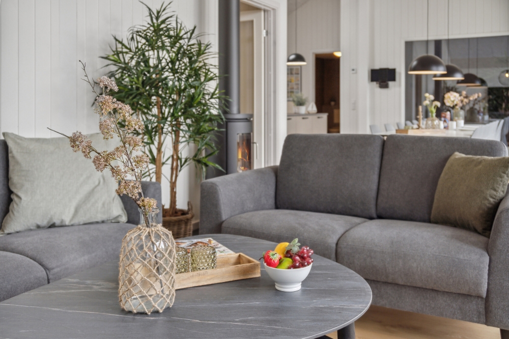 Sofaen i luksushus nr. 644 i Lolland/Falster/Møn er perfekt for å hygge seg med et brettspill eller se en film sammen.