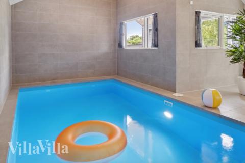 Feriehus 644 har et flott basseng med sklie, et stort innebygd boblebad og en badstue