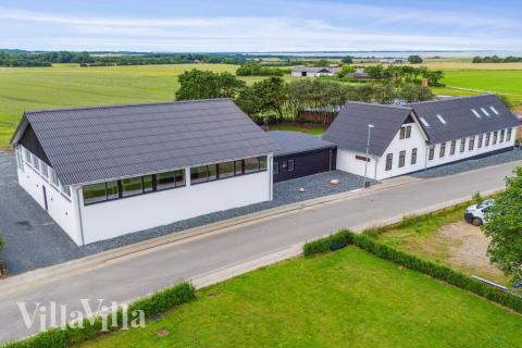 Dette lekre huset med svømmebasseng, nr. 645, med plass til 40 personer, ligger i Limfjorden