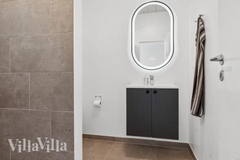 Det finnes bad med dusj i luksushus nr. 645 med plass til 40 personer.