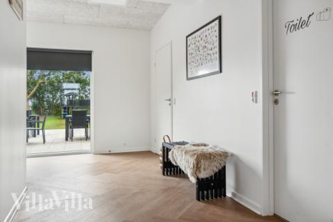 Det romslige inngangspartiet til luksushus nr. 645 i Limfjorden