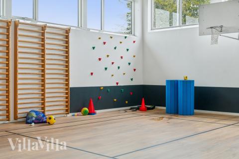 I tillegg til alle aktivitetsmulighetene i husets bassengavdeling, kan du også spille biljard, bordtennis og dart i luksushus nr. 645