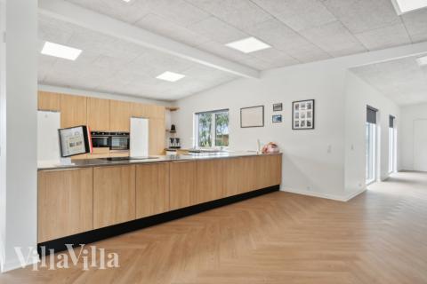 Kjøkkenet i luksushus nr. 645 i Limfjorden er godt innrettet.