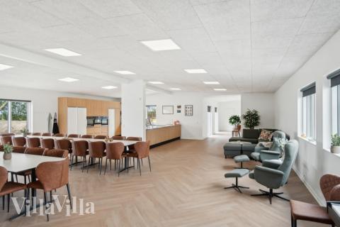 Det er plass til 40 personer i det store lyse oppholdsrommet i luksushus nr. 645.