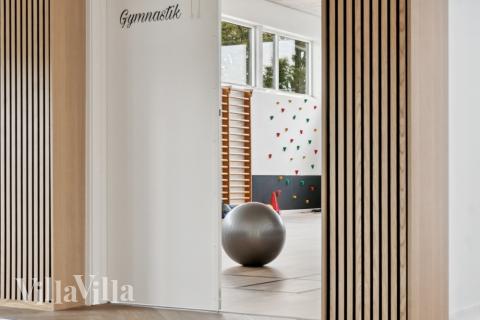 Konkurrer i feriehusets aktivitetsrom når dere besøker luksushus nr. 645 i Limfjorden.