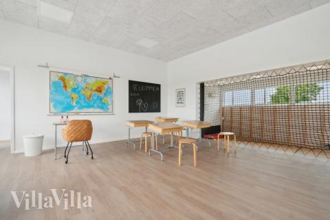 Sofaen i luksushus nr. 645 i Limfjorden er perfekt for å hygge seg med et brettspill eller se en film sammen.