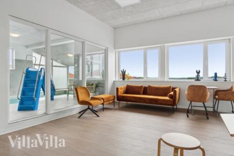 Det er god plass til hygge i feriehusets sofagruppe under oppholdet i luksushus nr. 645