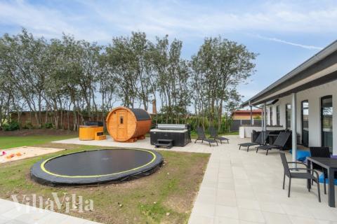 I det attraktive feriehuset nr. 645 i Limfjorden finnes det mengder av utendørsaktiviteter, som leketårn og huskestativ.