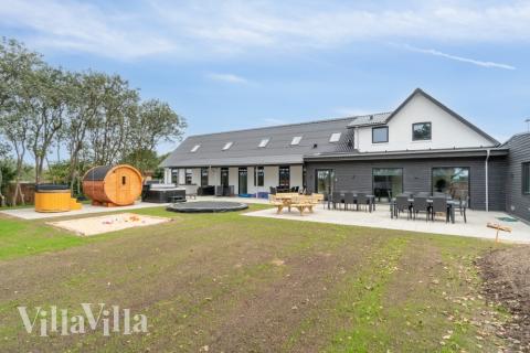 Hus nr. 645 med basseng og plass til 40 personer ligger i Limfjorden.