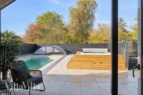 Feriehus 646 har et flott basseng med sklie, et stort innebygd boblebad og en badstue