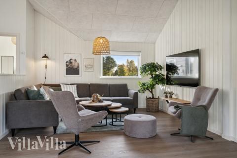Sofaen i luksushus nr. 646 i Nordsjælland er perfekt for å hygge seg med et brettspill eller se en film sammen.