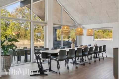 Det er plass til 18 personer i det store lyse oppholdsrommet i luksushus nr. 646.