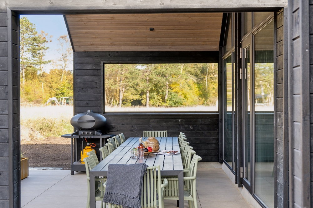 Nyt en grillkveld på terrassen i luksushus nr. 646 i Nordsjælland