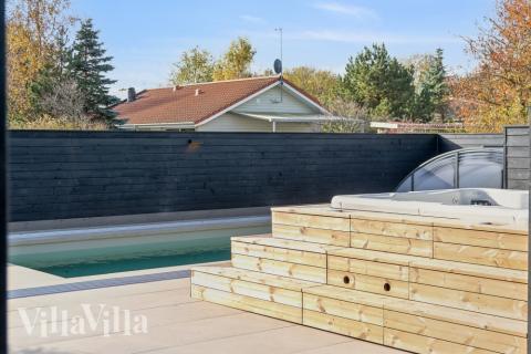 Det finnes basseng og 7 soverom i luksushus nr.  646.