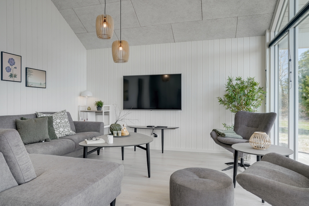 Sofaen i luksushus nr. 802 i Østjylland er perfekt for å hygge seg med et brettspill eller se en film sammen.