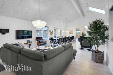 Sofaen i luksushus nr. 808 i Østjylland er perfekt for å hygge seg med et brettspill eller se en film sammen.