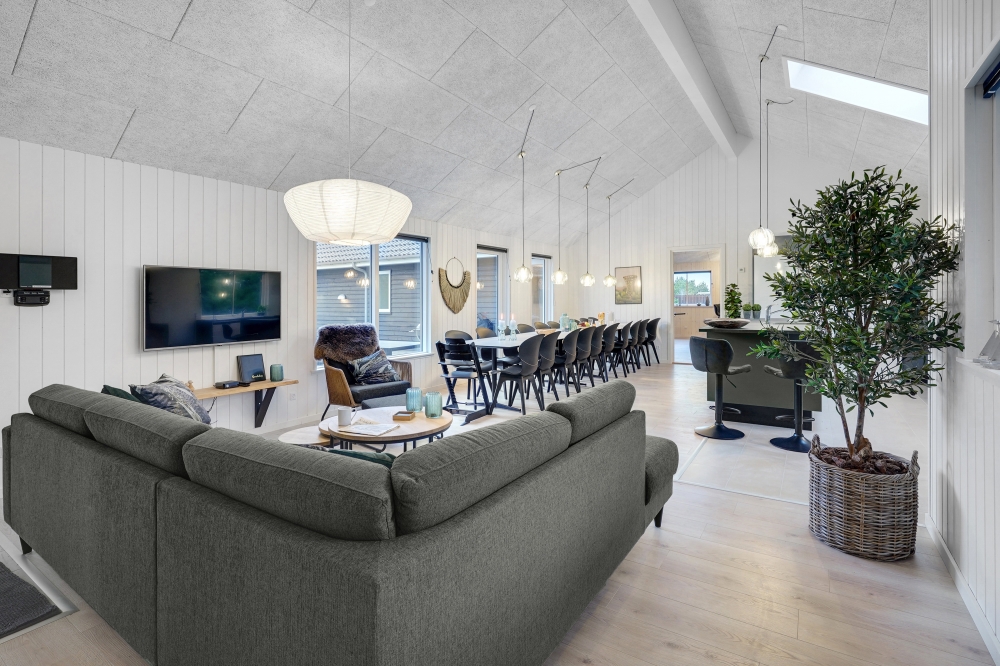 Sofaen i luksushus nr. 808 i Østjylland er perfekt for å hygge seg med et brettspill eller se en film sammen.