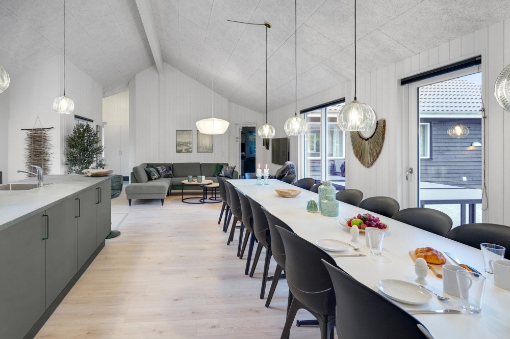 Det er plass til 20 personer i det store lyse oppholdsrommet i luksushus nr. 808.