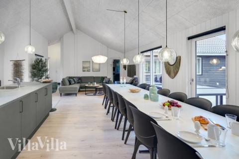 Det er plass til 20 personer i det store lyse oppholdsrommet i luksushus nr. 808.