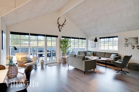 Det er plass til 18 personer i det store lyse oppholdsrommet i luksushus nr. 810.