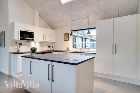 Kjøkkenet i luksushus nr. 810 i Østjylland er godt innrettet.