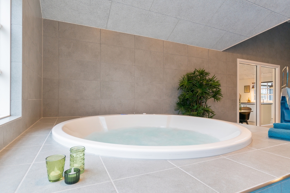 Nyt varmen i boblebadet i luksushus nr. 810 i Østjylland