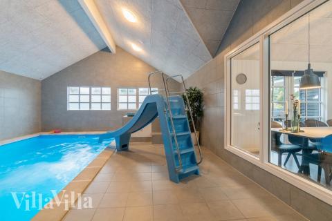 Det flotte bassenget i luksushus nr. 810 til 18 personer