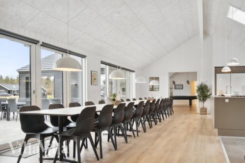 Det er plass til 26 personer i det store lyse oppholdsrommet i luksushus nr. 814.