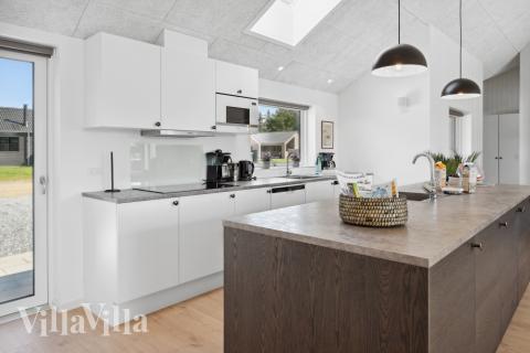 Kjøkkenet i luksushus nr. 816 i Østjylland er godt innrettet.