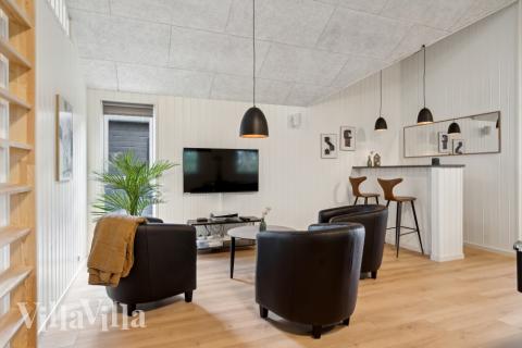 Luksushus nr. 818 til 16 personer tilbyr et stort aktivitetsrom med bl.a. biljard og dart