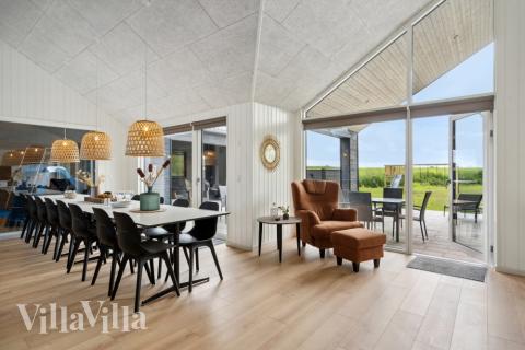 Det er plass til 16 personer i det store lyse oppholdsrommet i luksushus nr. 818.