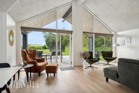 Sofaen i luksushus nr. 818 i Østjylland er perfekt for å hygge seg med et brettspill eller se en film sammen.