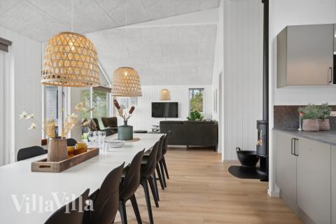 Det er god plass til at 16 personer sitter sammen i feriehusets oppholdsrom under et besøk i luksushus 818 i Østjylland.