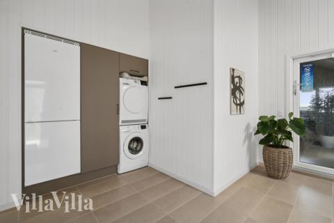 Det romslige inngangspartiet til luksushus nr. 818 i Østjylland