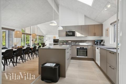 Kjøkkenet i luksushus nr. 818 er fullt utstyrt så dere lett kan lage mat til 16 personer.