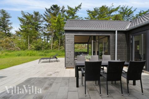 Nyt en grillkveld på terrassen i luksushus nr. 818 i Østjylland