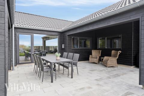 Luksushus nr. 818 har en deilig terrasse med gode hagemøbler til 16 personer.