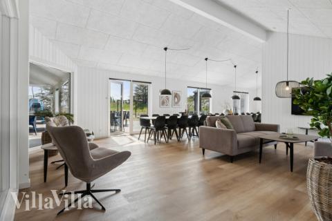 Sofaen i luksushus nr. 822 i Østjylland er perfekt for å hygge seg med et brettspill eller se en film sammen.