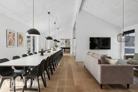 Det er god plass til at 30 personer sitter sammen i feriehusets oppholdsrom under et besøk i luksushus 822 i Østjylland.