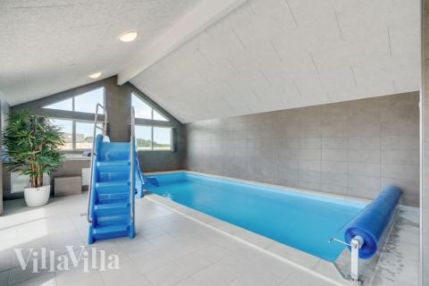 Feriehus 824 har et flott basseng med sklie, et stort innebygd boblebad og en badstue