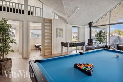 I tillegg til alle aktivitetsmulighetene i husets bassengavdeling, kan du også spille biljard, bordtennis og dart i luksushus nr. 824