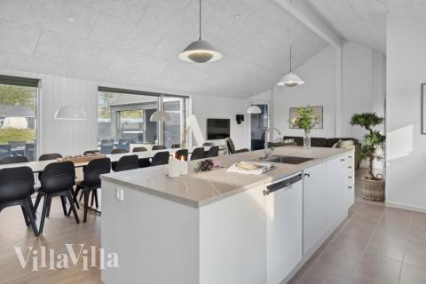 Kjøkkenet i luksushus nr. 824 er fullt utstyrt så dere lett kan lage mat til 20 personer.