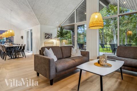 Sofaen i luksushus nr. 826 i Østjylland er perfekt for å hygge seg med et brettspill eller se en film sammen.