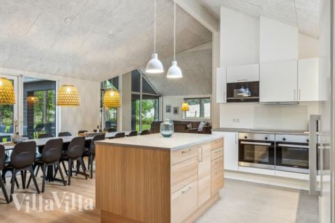 Kjøkkenet i luksushus nr. 826 er fullt utstyrt så dere lett kan lage mat til 18 personer.