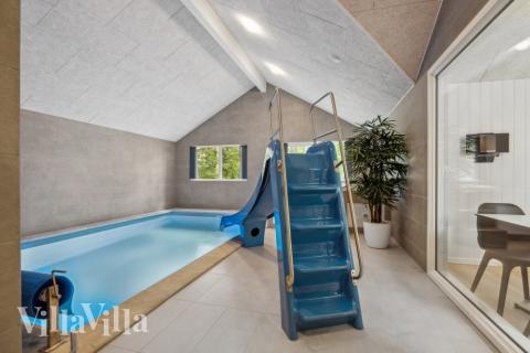 Feriehus 826 har et flott basseng med sklie, et stort innebygd boblebad og en badstue