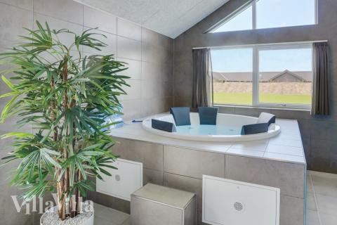 Nyt varmen i boblebadet i luksushus nr. 830 i Østjylland