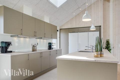 Kjøkkenet i luksushus nr. 830 er fullt utstyrt så dere lett kan lage mat til 26 personer.