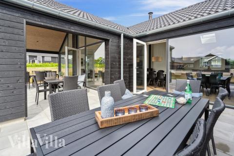 Luksushus nr. 830 har en deilig terrasse med gode hagemøbler til 26 personer.